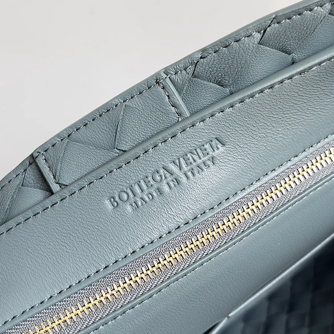 The 2023 new Andiamo batch of 2260 BV has been shipped‼ ️Really popular🔥The new Andiamo woven handbag launched by Bottega Veneta this season is really popular all over the world! ! Celebrities at home and abroad have worn it, and Oscar-winning actress Michelle Yeoh has taken it out on the street. Song Jia, Trai Yara, Yu Feihong, Sanji Ayaka, Rosie Hunting-Whiteley, Yoshioka Riho, etc. have all picked up this bag. It is classic and versatile, showing off its temperament, and the bag capacity is also large, which is very convenient for daily commuting! ! A variety of carrying methods, the shoulder straps can be adjusted by yourself, the original lambskin feels soft and delicate, and the unisex style breaks the gender boundaries and brings a more practical and long-lasting use experience. Andiamo, which has both elegant and casual styles, perfectly interprets the true appearance of "fashionable old money style". Style number: 743572 Size: 32*24*12